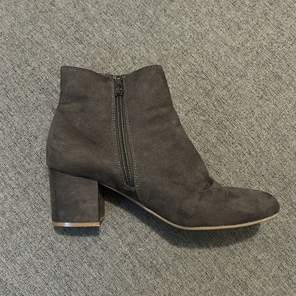 Call it Spring Size 8 grey boot. - Picture 9 of 10